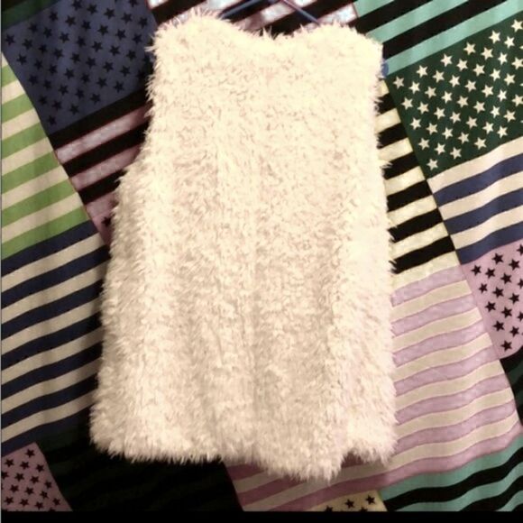 FAUX FUR VEST IVORY Barbiecore - Picture 7 of 9